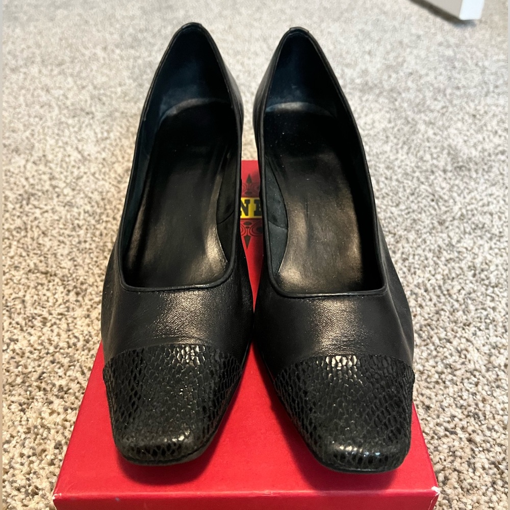 Women’s Mezzo by Vaneli Black Leather Square Toe Heels Size 9.5